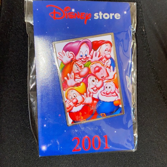 Disney 2001 Exclusive Commemorative Pin (the seven dwarfs) - Picture 1 of 2